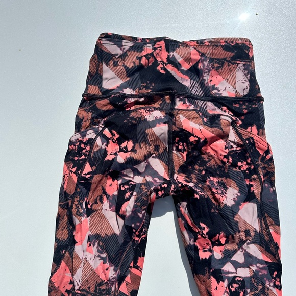 full length / 7/8 with raw hem lululemon leggings size 0 printed - Picture 5 of 5